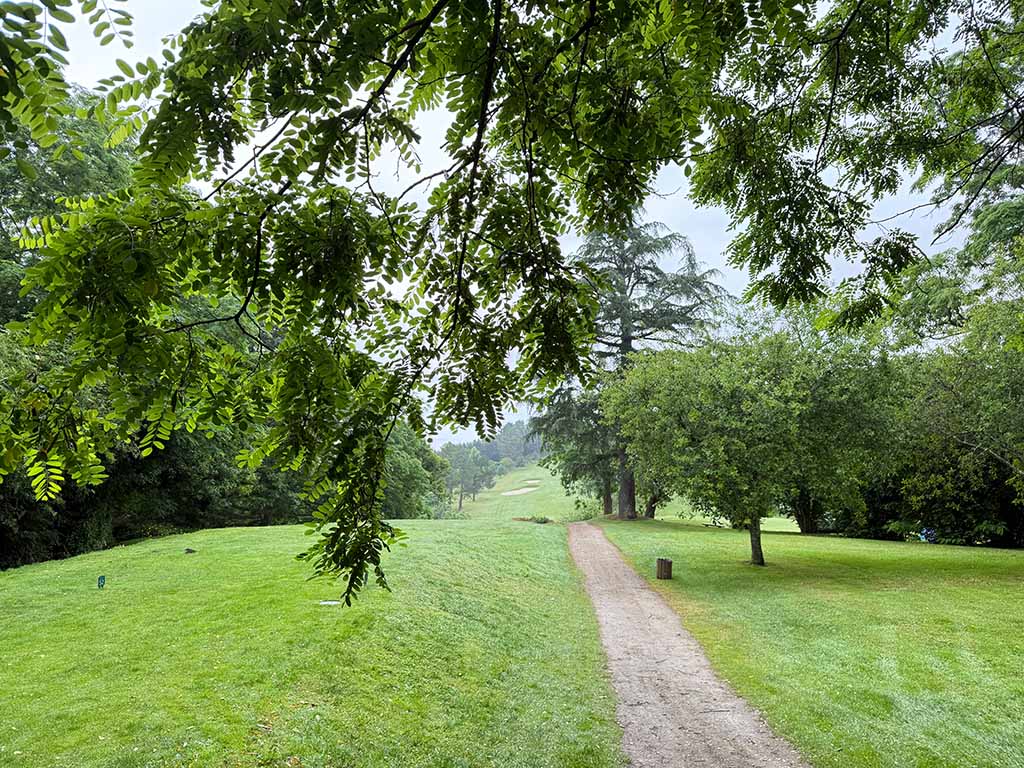 We're going to talk about Golf Castiello. Just outside Castiello, the course is situated on a raised plateau. It's a parkland course with a wide variety of trees, both deciduous and coniferous. The first nine holes were laid out in 1958. In 1981, the course was expanded to 18 holes.
Castiello: a feast for the eyes.